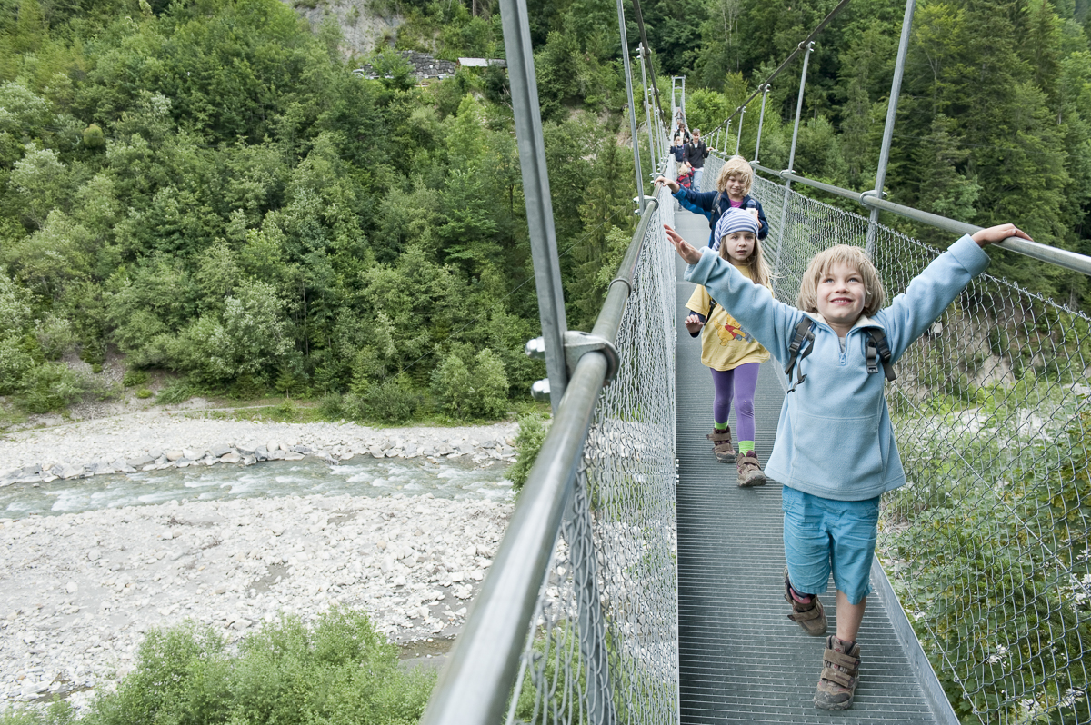 GEO Saison: Reisen mit Kindern. Zwei Familien machen Urlaub auf der Alphuette. Produktion 2012.