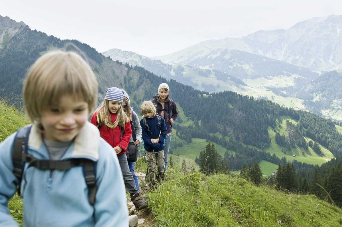 GEO Saison: Reisen mit Kindern. Zwei Familien machen Urlaub auf der Alphuette. Produktion 2012.